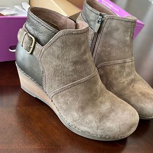 Dansko Shirley Suede taupe size 39 women boot. Excellent condition.